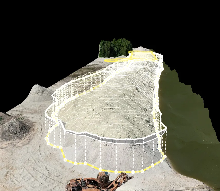 Model 3D hałdy kruszywa z zaznaczonym obszarem obliczania objętości wykonany na podstawie nalotu dronem